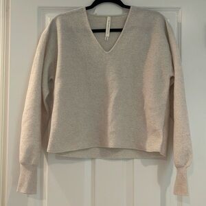 Aritzia - Cream merino wool sweater - Babaton Size xSmall